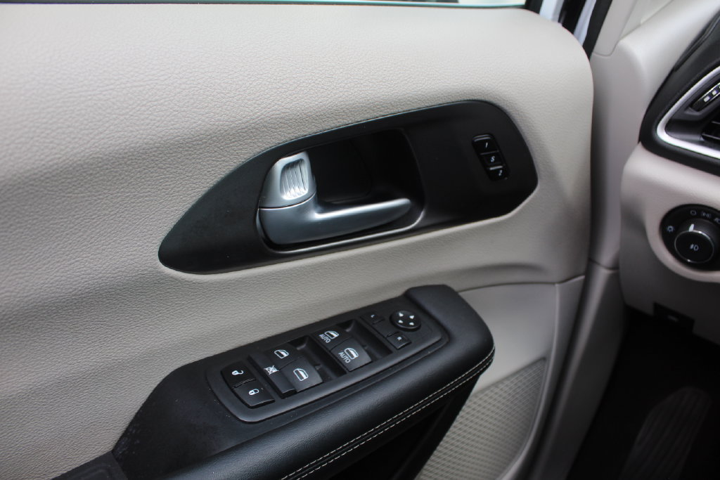Used 2024 Chrysler Pacifica Touring-L FWD image 26