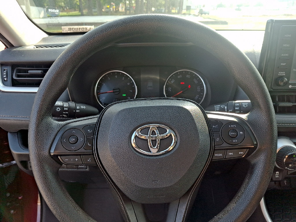 Used 2021 Toyota RAV4 XLE w/ Convenience Package FWD image 18