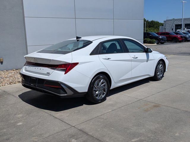 Used 2025 Hyundai Elantra Hybrid FWD image 4
