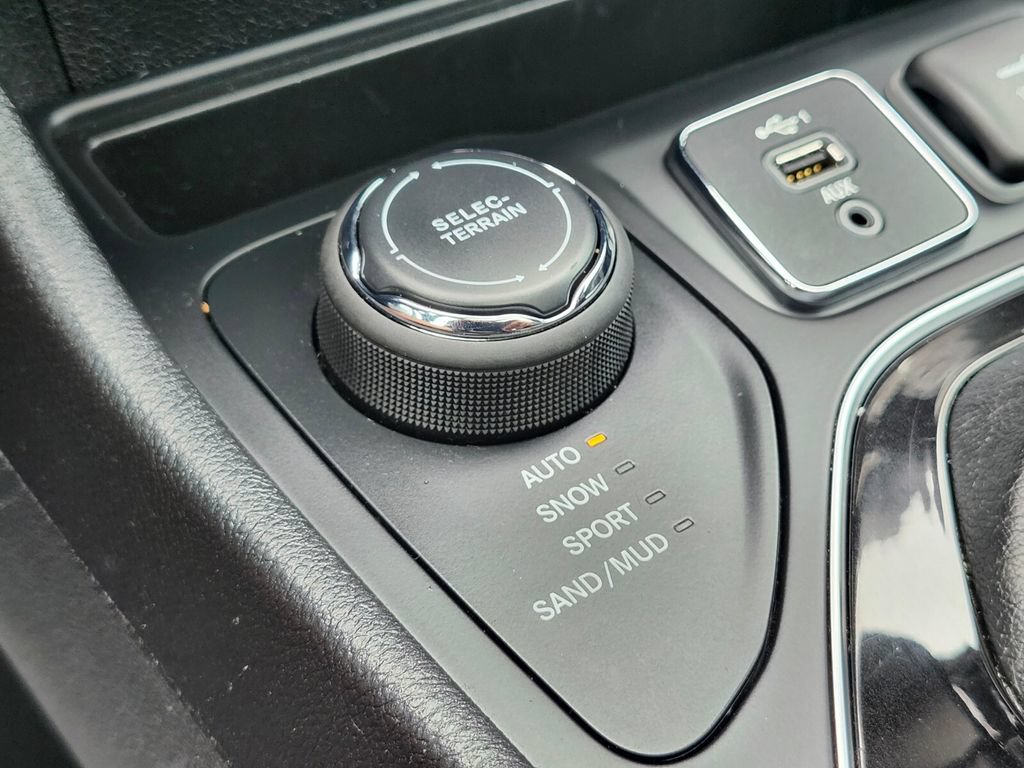 Used 2020 Jeep Cherokee Limited AWD/4WD image 27