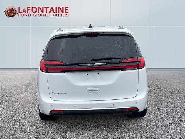 Used 2023 Chrysler Pacifica Touring-L FWD image 6