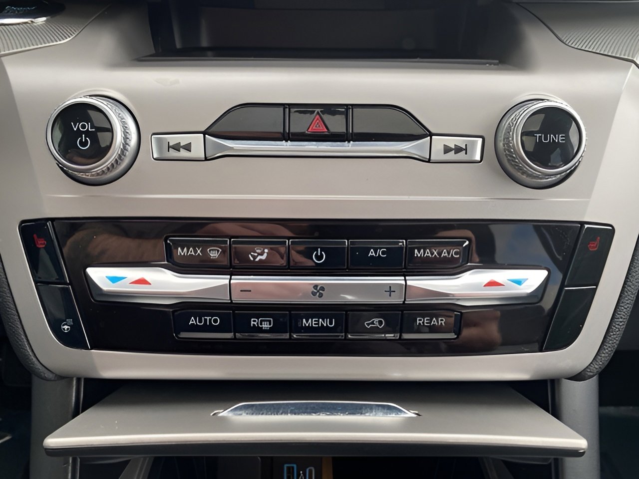 Certified 2023 Ford Explorer XLT w/ Equipment Group 202A image 22