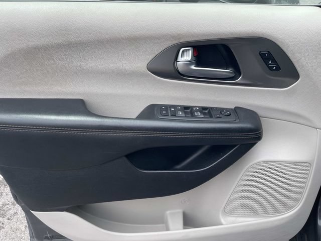 Used 2020 Chrysler Pacifica Touring-L FWD image 28
