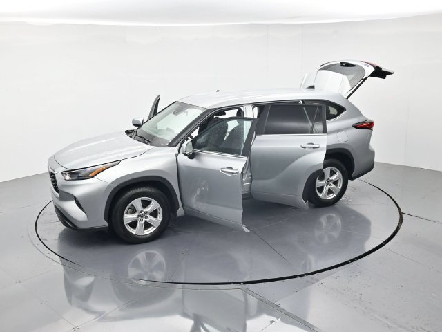 Used 2025 Toyota Highlander LE FWD image 45