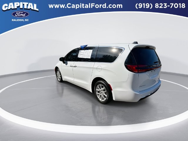 Used 2025 Chrysler Pacifica Select FWD image 6