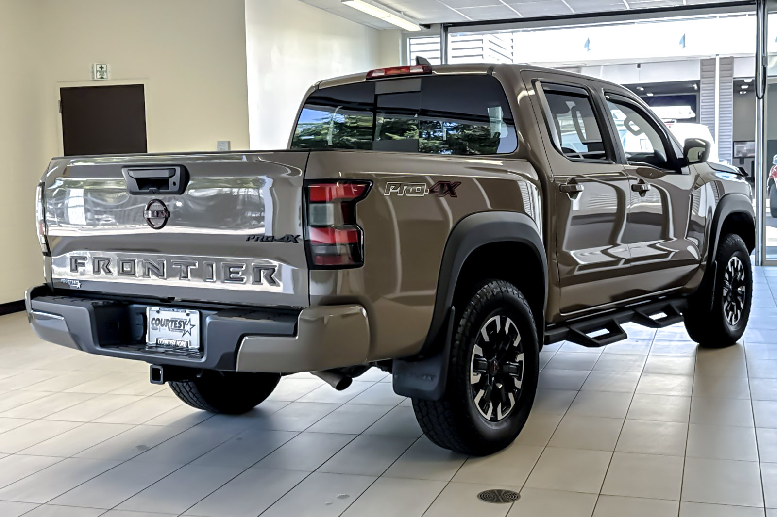 Used 2023 Nissan Frontier PRO-4X w/ Tow Package AWD/4WD image 4