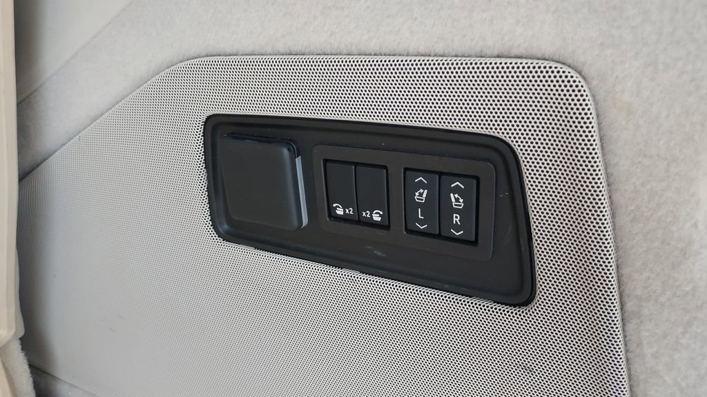 Used 2024 Cadillac Escalade Sport Platinum w/ LPO, ONYX Package AWD/4WD image 28