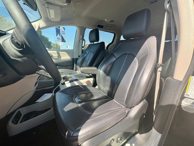 Used 2023 Chrysler Pacifica Touring-L FWD image 16