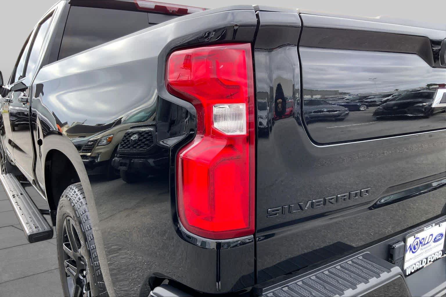 Used 2024 Chevrolet Silverado 1500 High Country w/ Midnight Edition AWD/4WD image 29