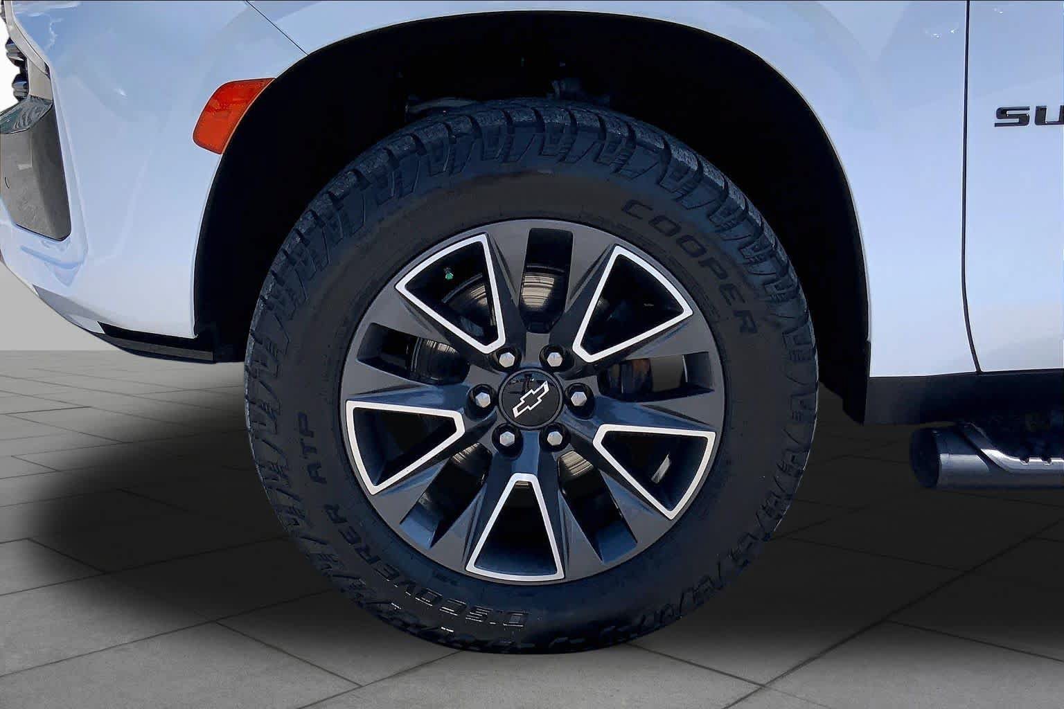 Used 2023 Chevrolet Suburban Z71 w/ Luxury Package AWD/4WD image 11