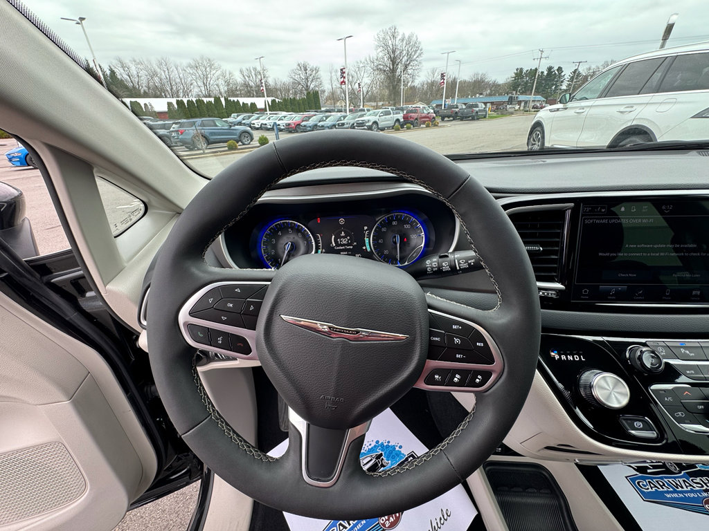 Used 2023 Chrysler Pacifica Touring-L FWD image 13