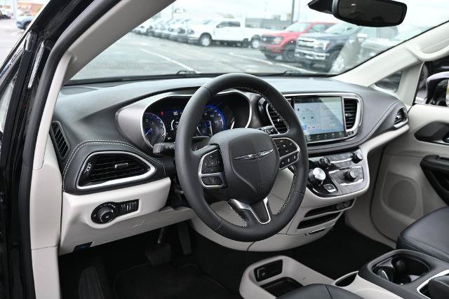 Used 2024 Chrysler Pacifica Touring-L AWD/4WD image 18