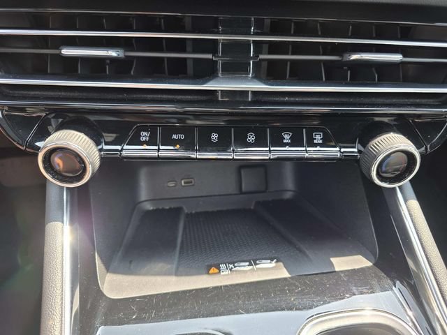 Used 2025 Chevrolet Traverse LT FWD image 14