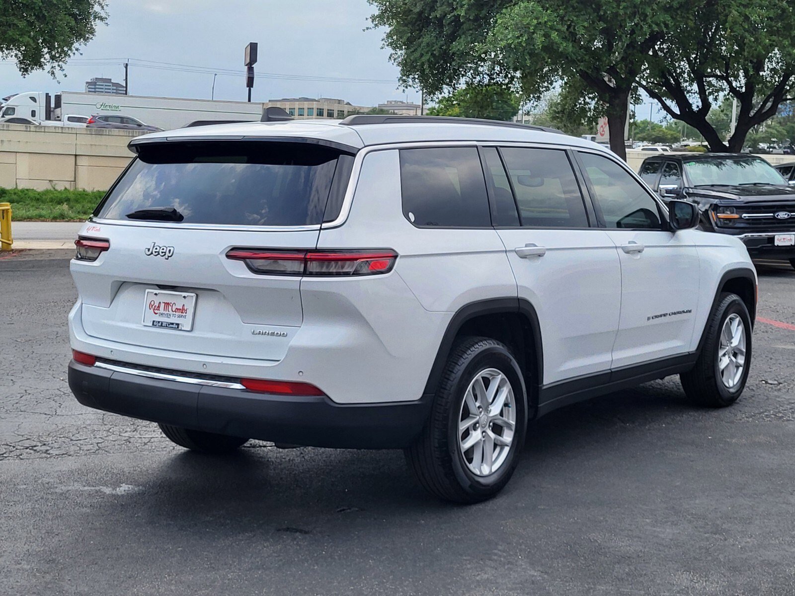 Used 2025 Jeep Grand Cherokee L Laredo image 3