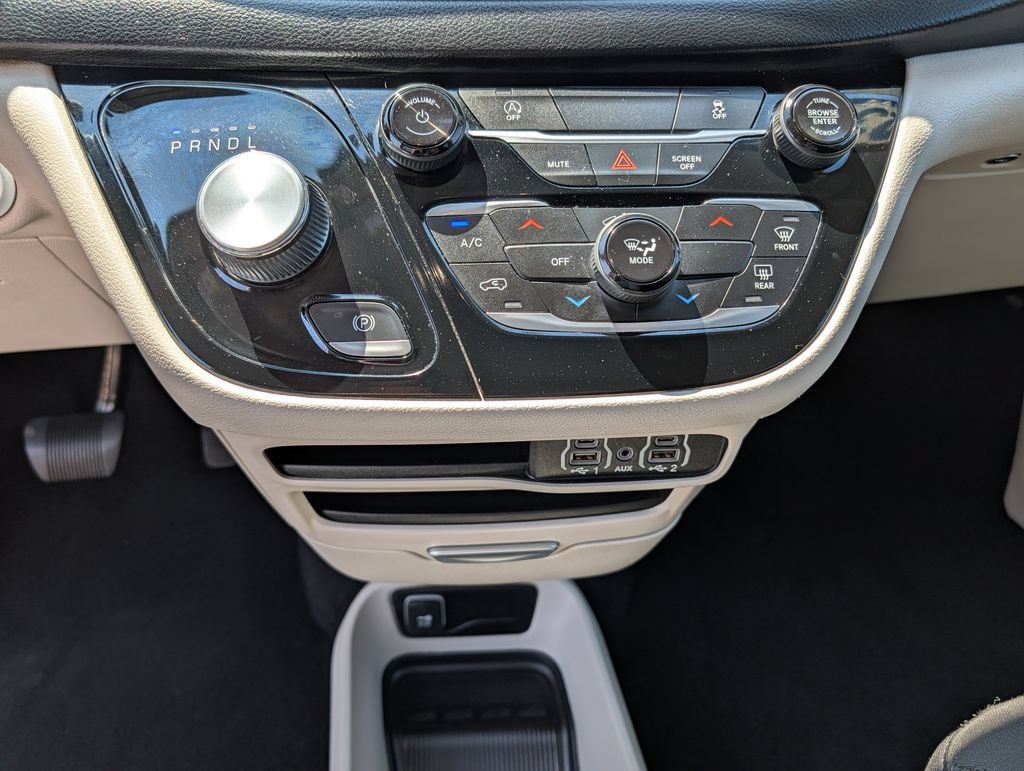 Used 2023 Chrysler Voyager LX FWD image 12
