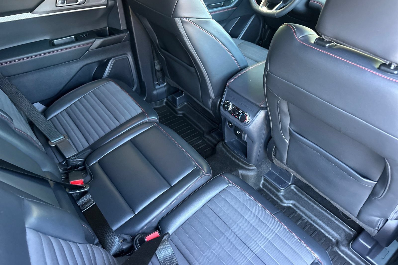 Certified 2025 Ford Explorer ST-Line w/ Premium Package AWD/4WD image 19
