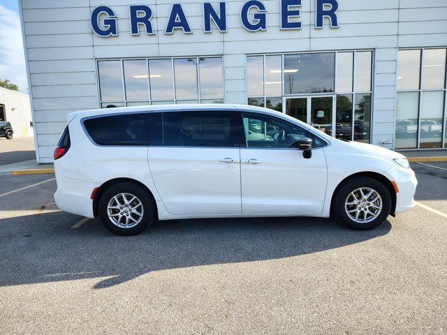 Used 2025 Chrysler Pacifica Select FWD image 6
