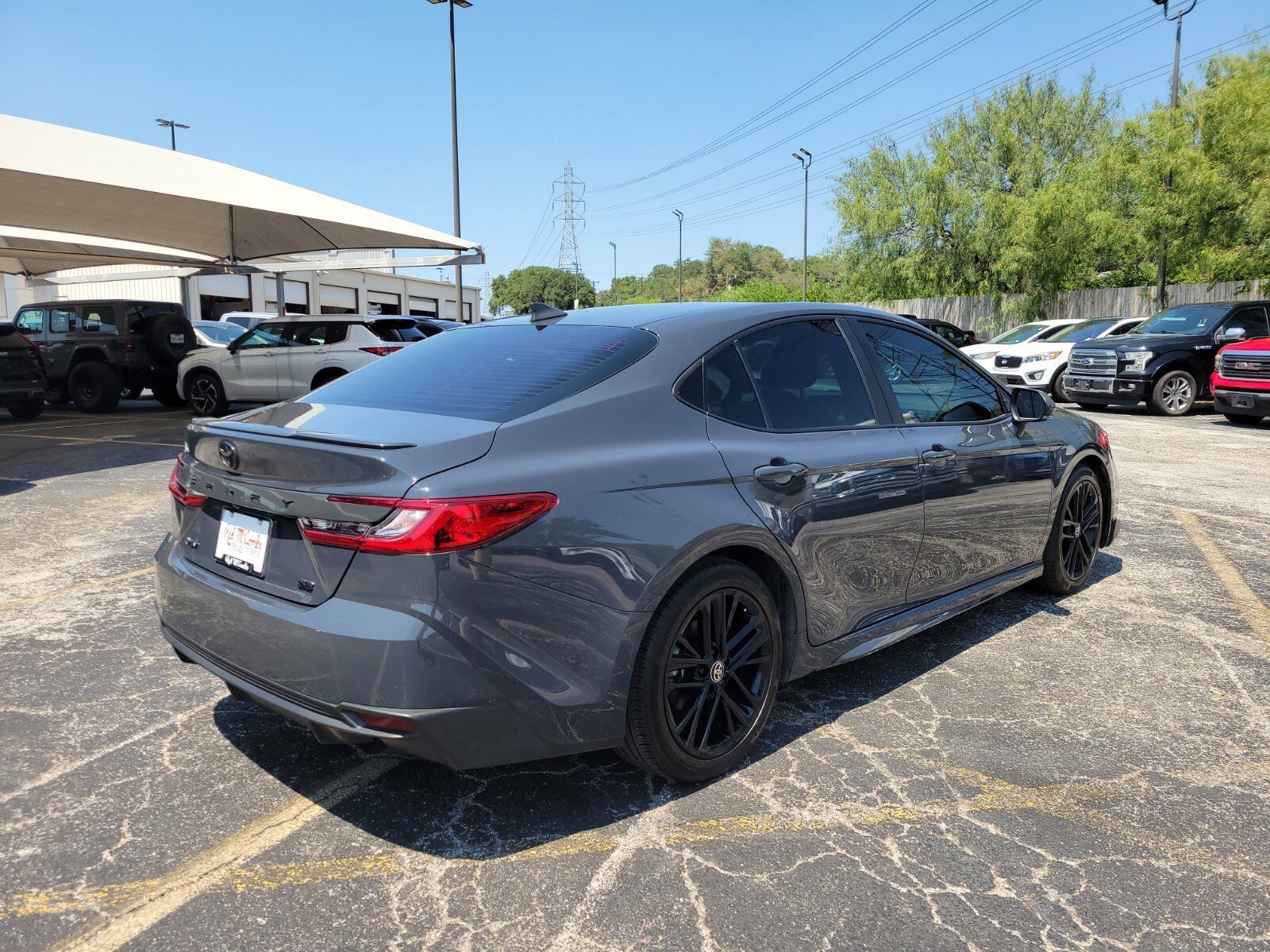 Used 2025 Toyota Camry SE image 3