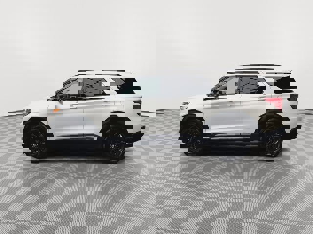 Certified 2022 Ford Explorer XLT w/ Equipment Group 202A image 2