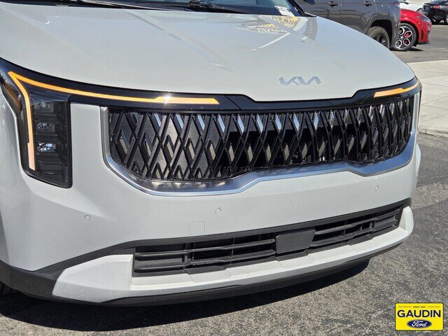 Used 2025 Kia Carnival EX FWD image 2