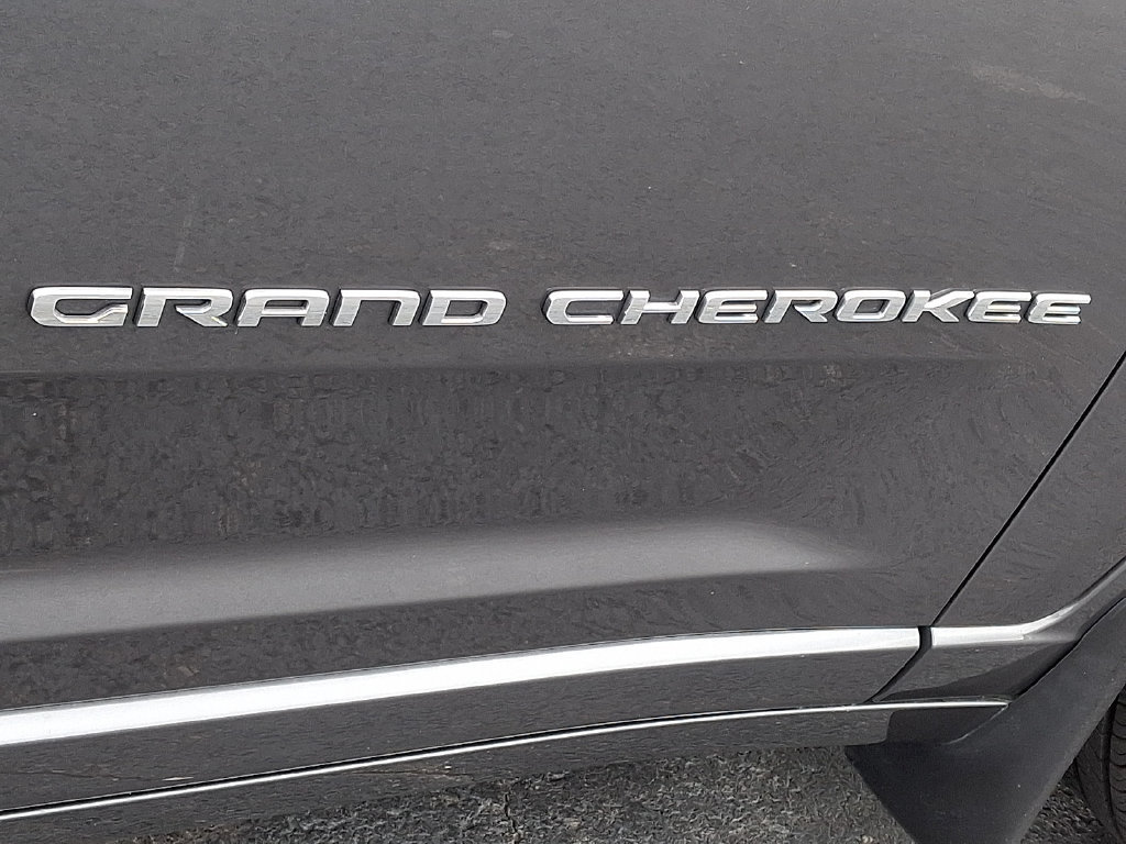 Used 2022 Jeep Grand Cherokee Overland AWD/4WD image 29