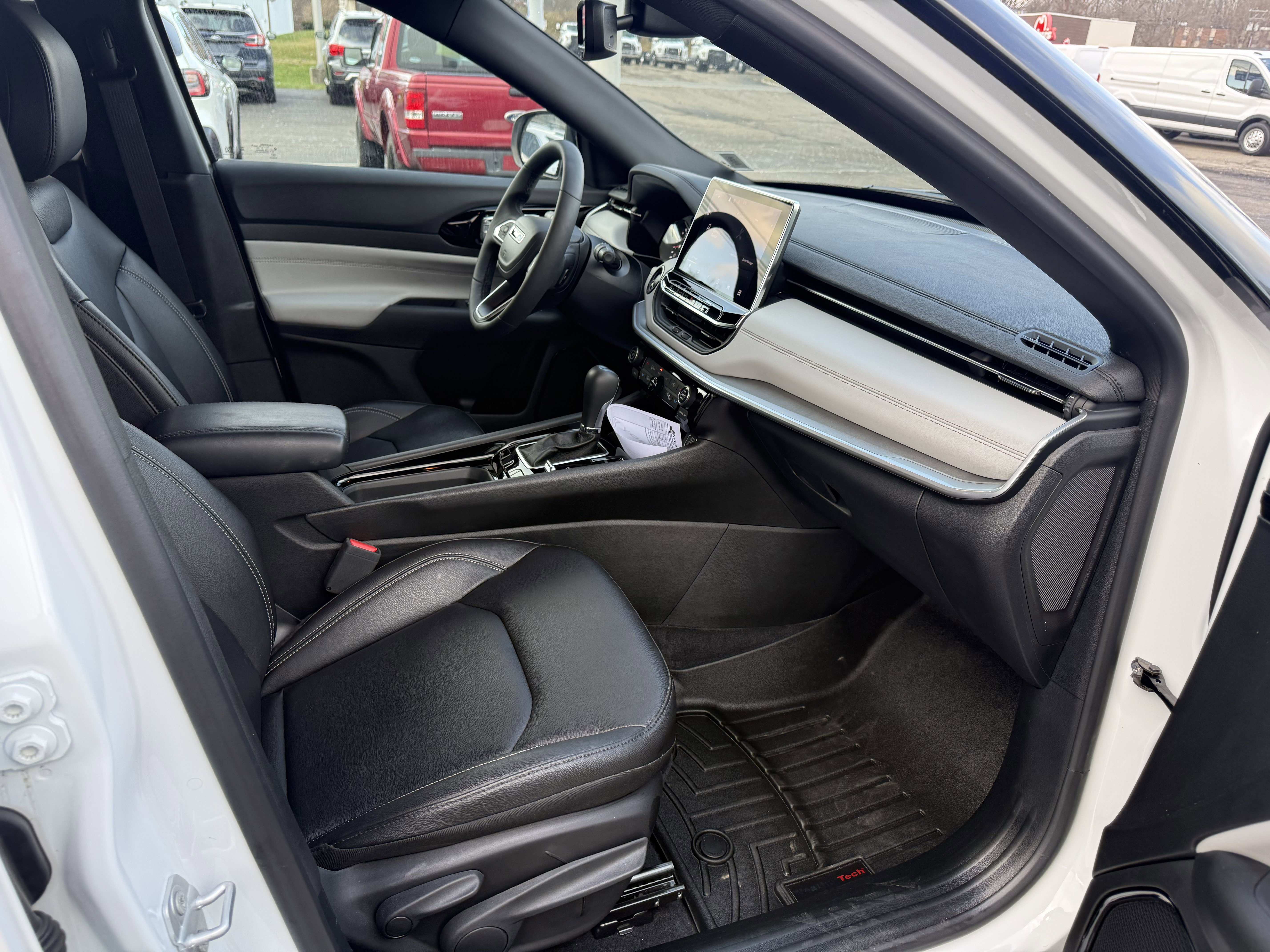 Used 2025 Jeep Compass Limited image 11