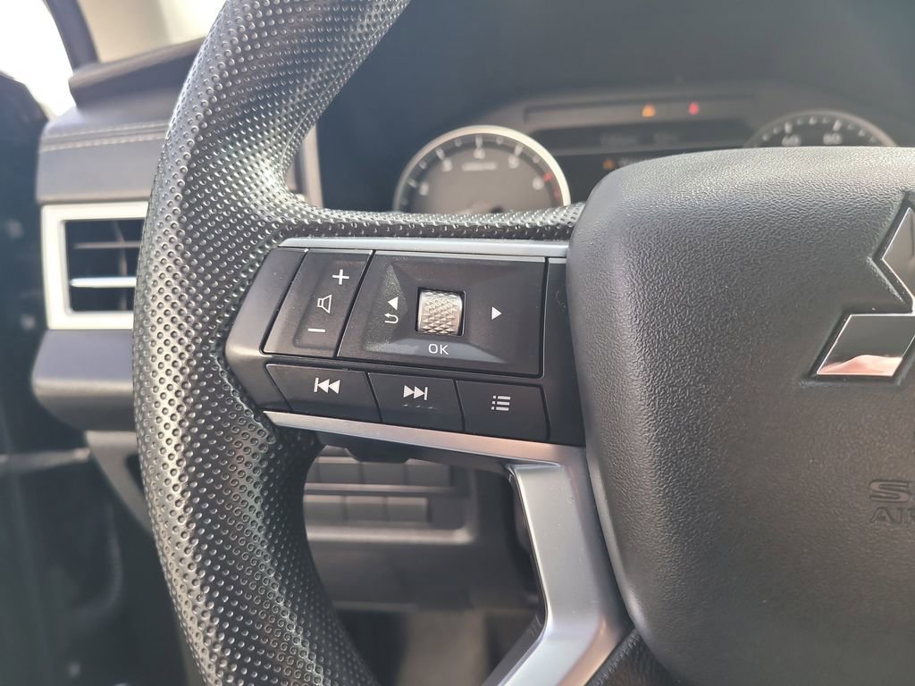 Used 2024 Mitsubishi Outlander ES image 13
