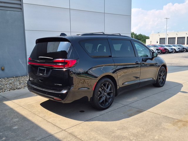 Used 2025 Chrysler Pacifica Limited FWD image 4
