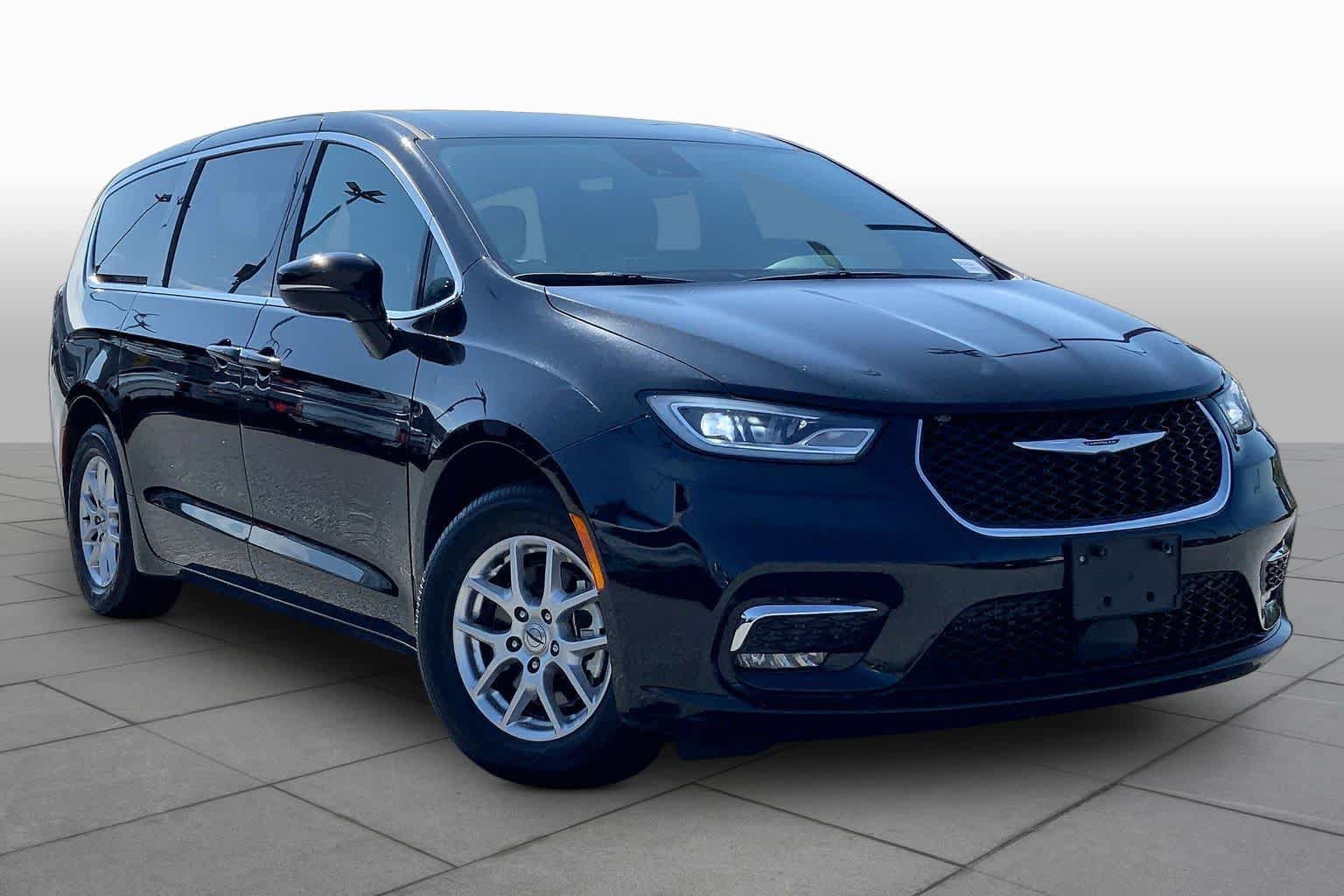Used 2025 Chrysler Pacifica Select FWD image 3