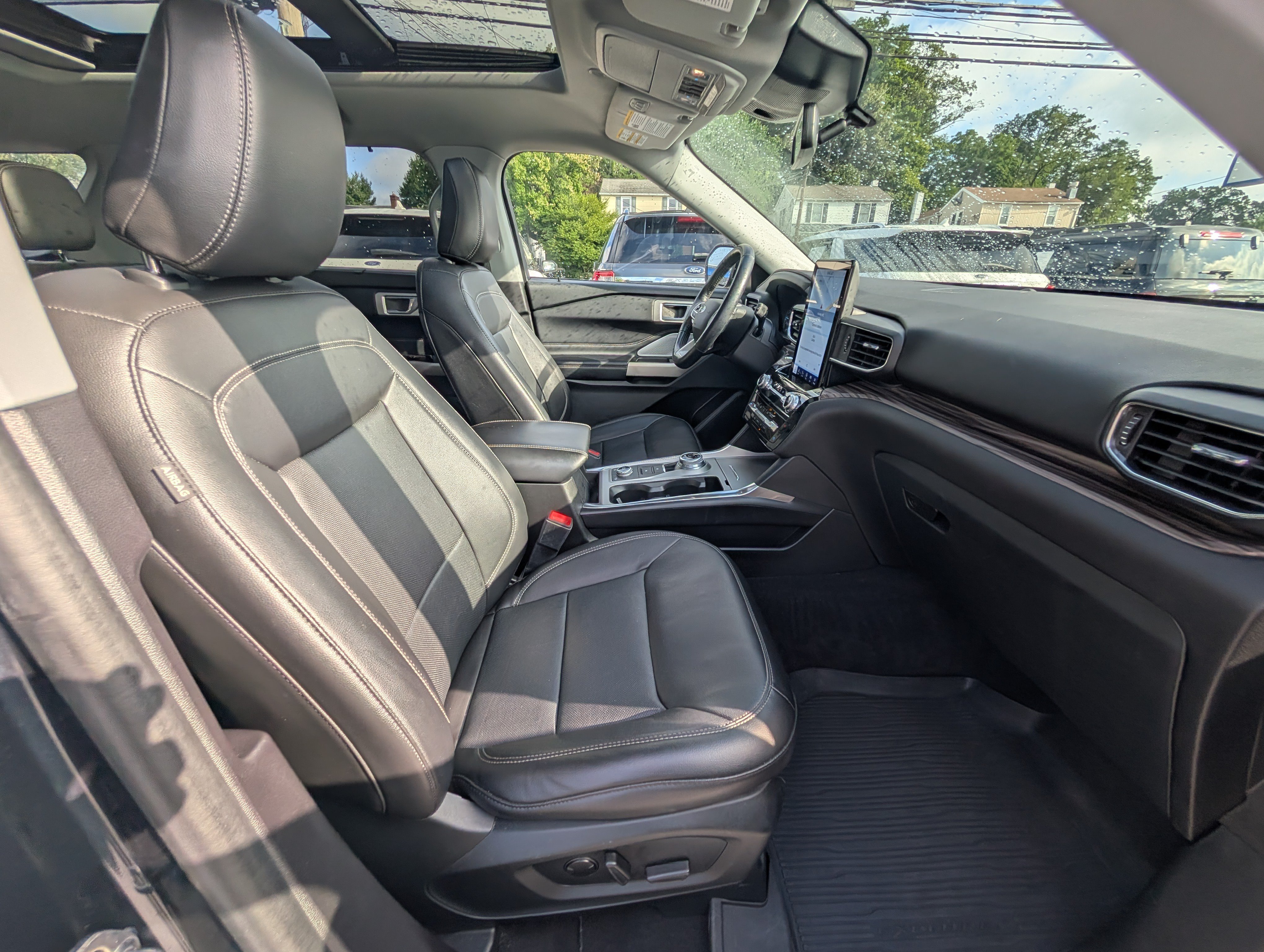 Certified 2022 Ford Explorer Limited w/ Limited Technology Package AWD/4WD image 12