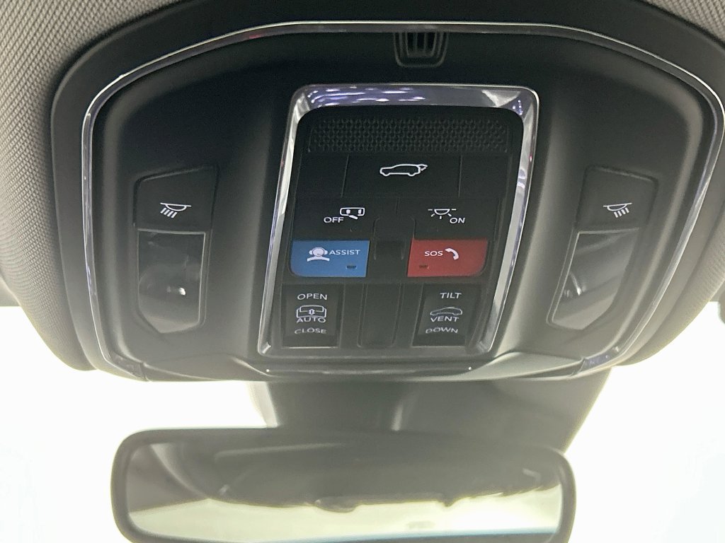 Used 2023 Jeep Grand Cherokee Laredo w/ Luxury Tech Group I AWD/4WD image 42