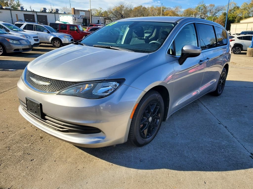 Used 2017 Chrysler Pacifica Touring image 2