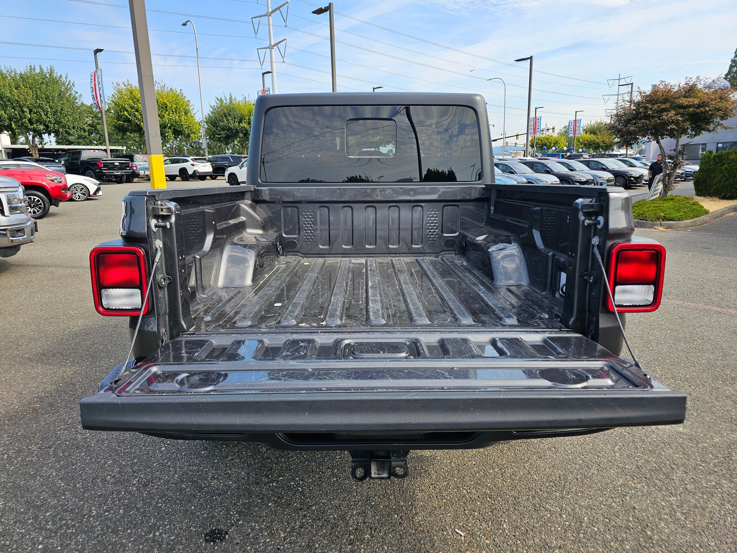 Used 2023 Jeep Gladiator Sport AWD/4WD image 10