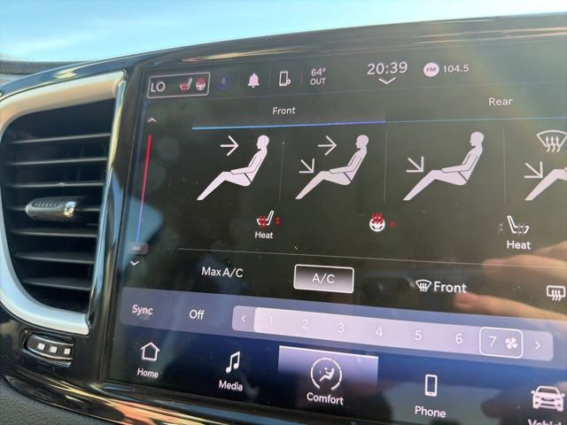 Used 2023 Chrysler Pacifica Touring-L image 32