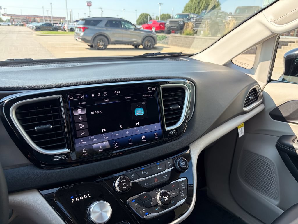 Used 2024 Chrysler Pacifica Touring-L FWD image 22