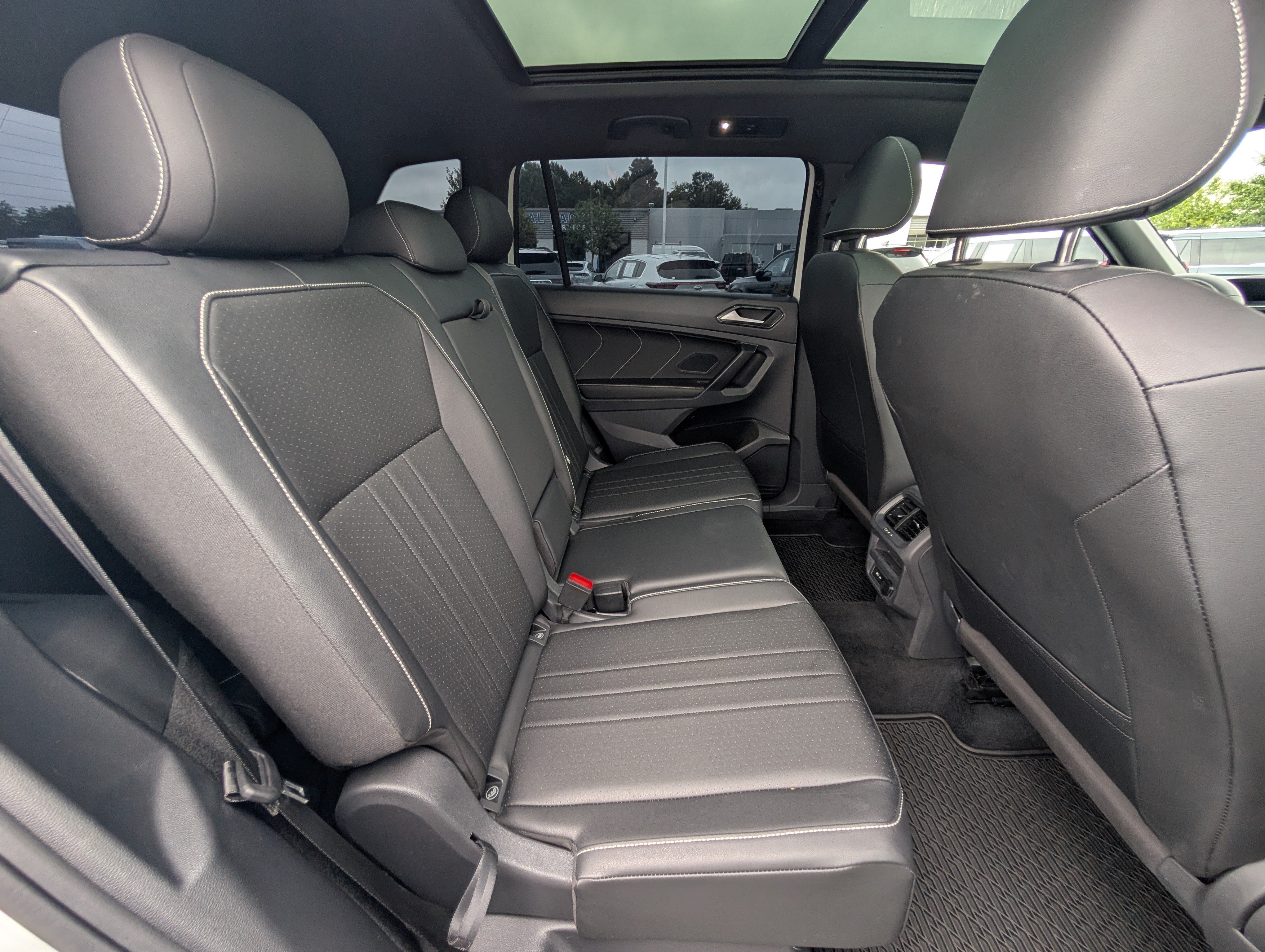 Used 2023 Volkswagen Tiguan SE R-Line FWD image 11