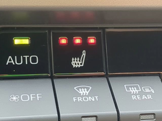 Used 2025 Toyota Camry SE w/ Multimedia Upgrade Package image 23