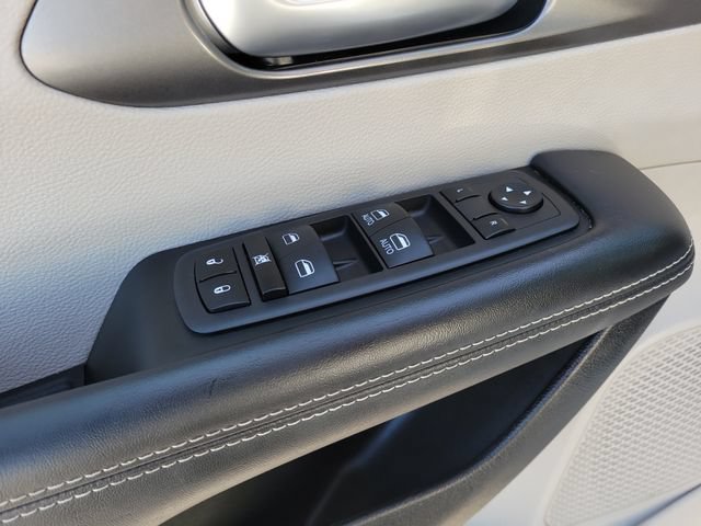 Used 2024 Chrysler Pacifica Touring-L FWD image 22