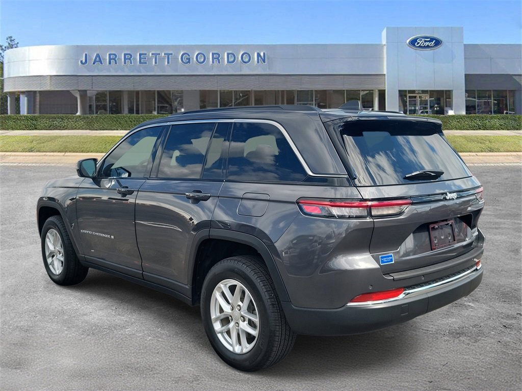 Used 2024 Jeep Grand Cherokee Laredo X image 2