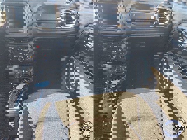 Used 2019 Jeep Renegade Latitude w/ Cold Weather Group image 10