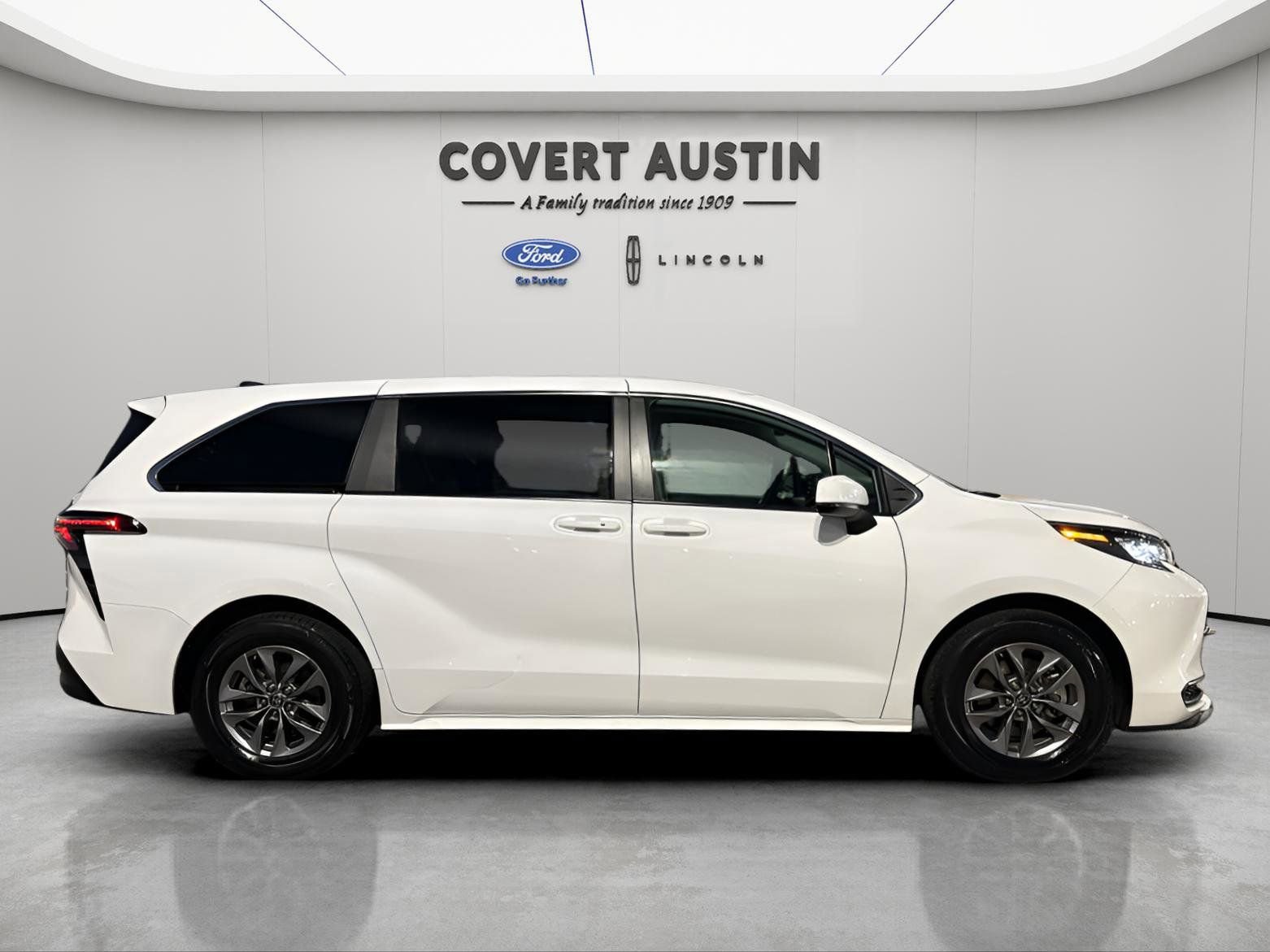 Used 2024 Toyota Sienna LE image 4