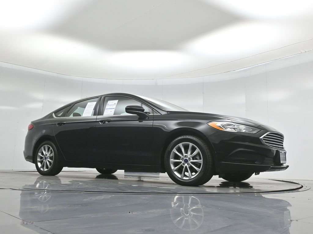 Certified 2017 Ford Fusion SE image 4