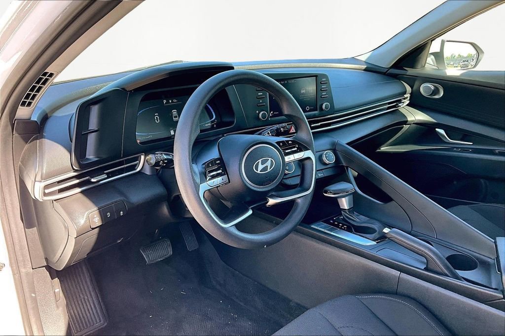 Used 2024 Hyundai Elantra SE image 14