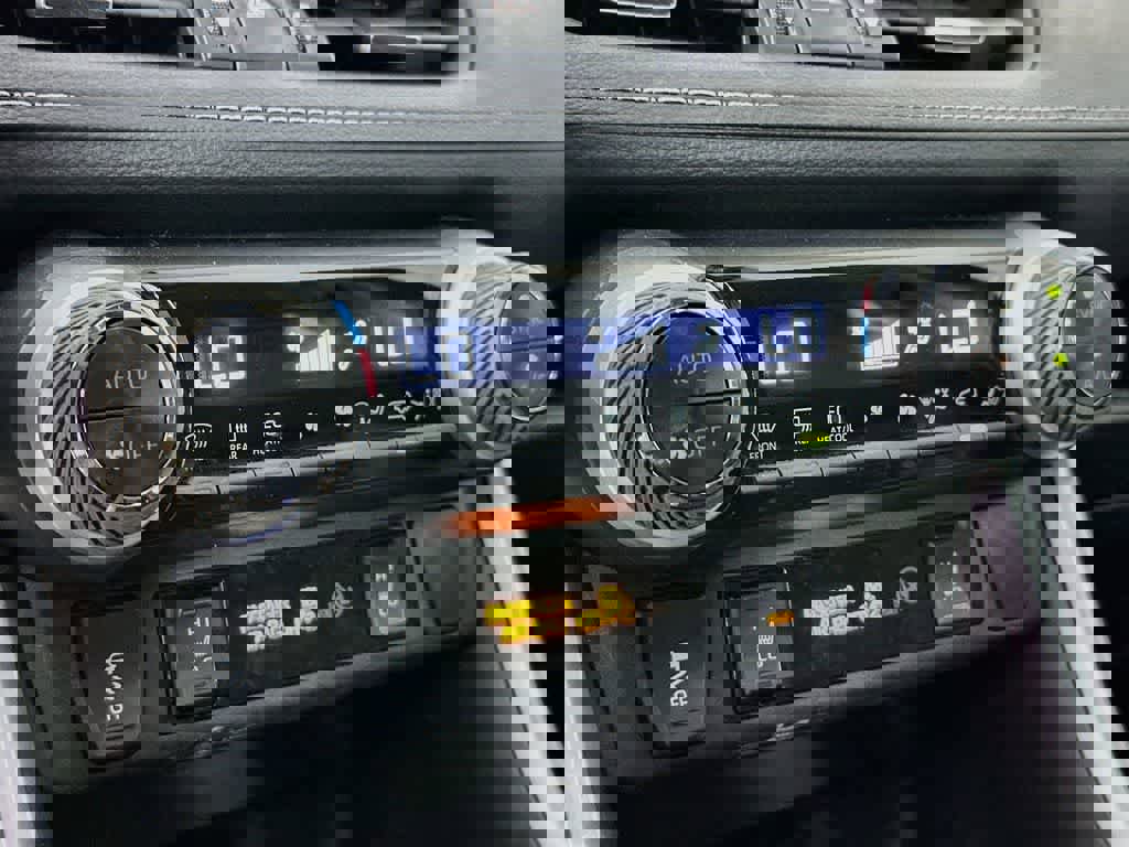 Used 2021 Toyota RAV4 XLE Premium image 18