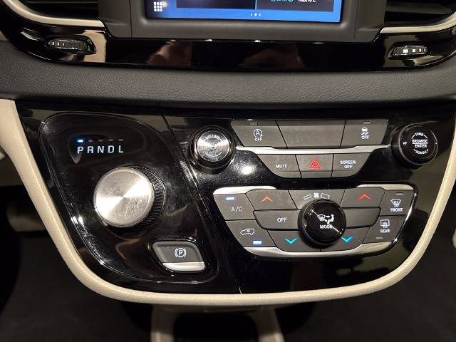 Used 2023 Chrysler Voyager LX FWD image 28