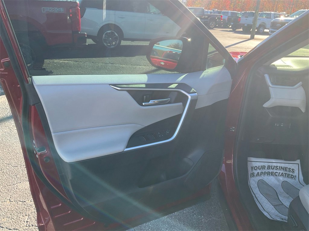 Used 2022 Toyota RAV4 XLE image 15