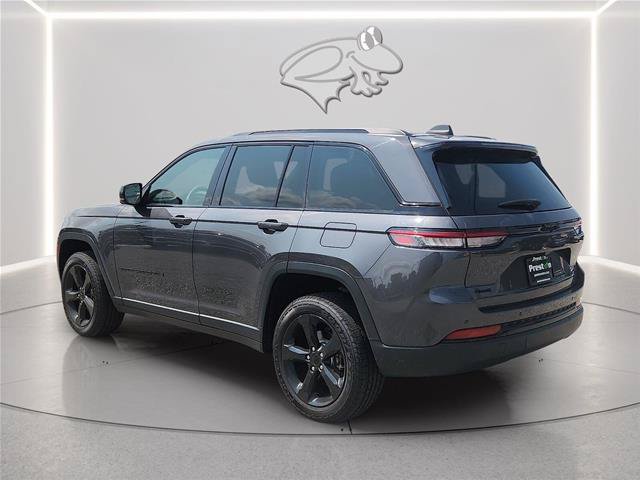 Used 2022 Jeep Grand Cherokee Altitude AWD/4WD image 3