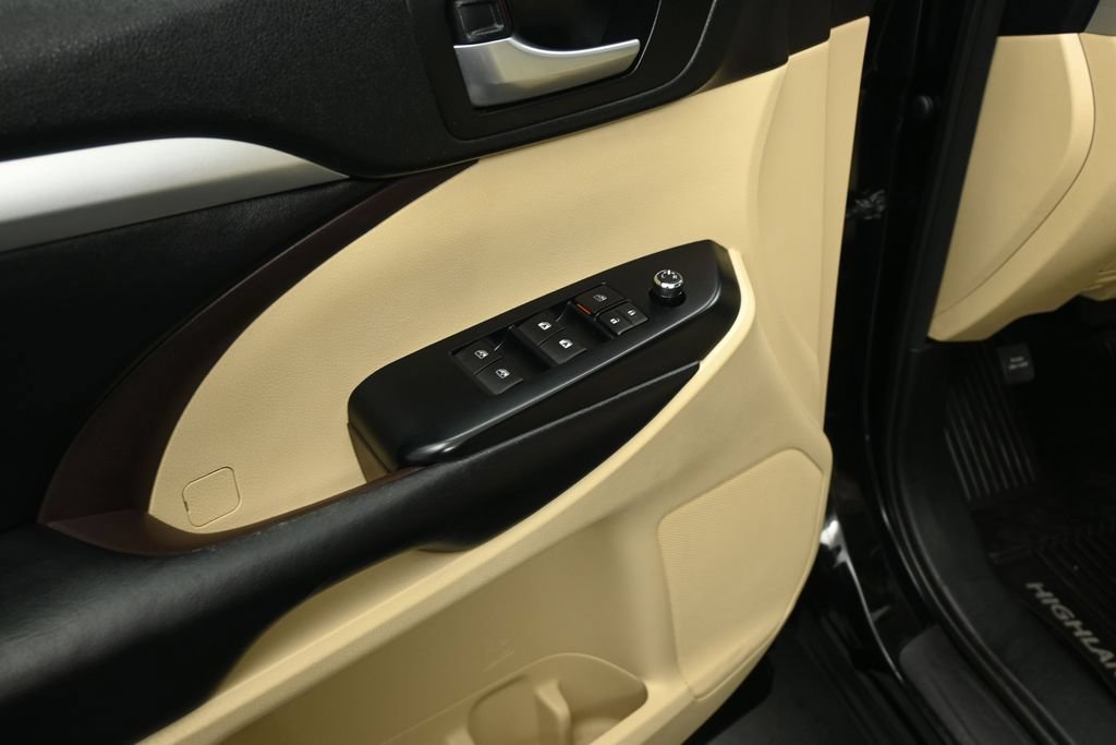 Used 2018 Toyota Highlander XLE AWD/4WD image 7