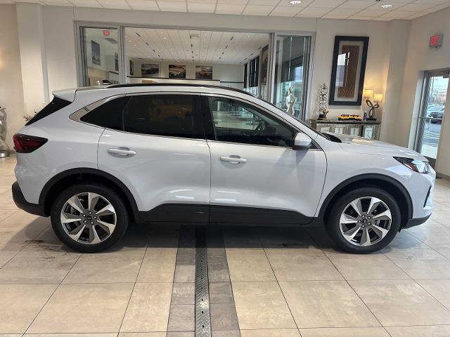 Certified 2025 Ford Escape Platinum AWD/4WD image 2