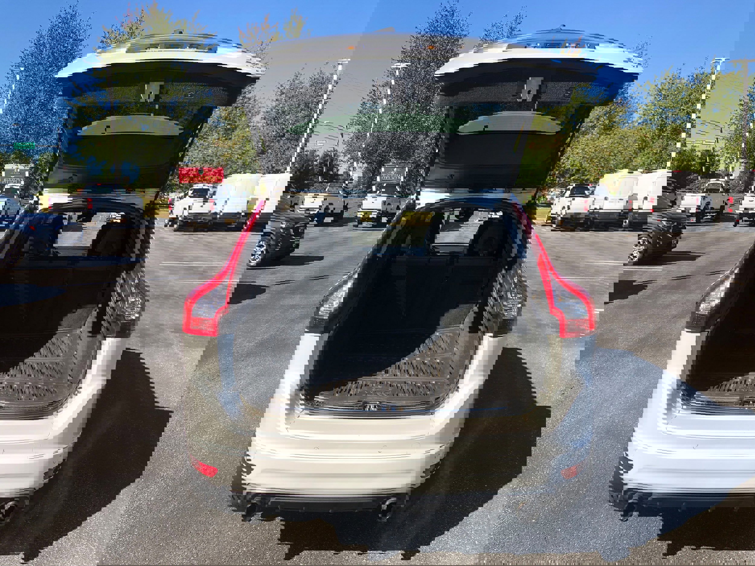 Used 2016 Volvo XC60 T6 R-Design Platinum w/ Climate Package image 9